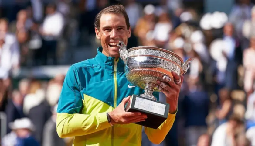 Rafael Nadal z pucharem Rolanda Garrosa, symbol jego nieustannego wzrostu formy i dominacji na kortach.