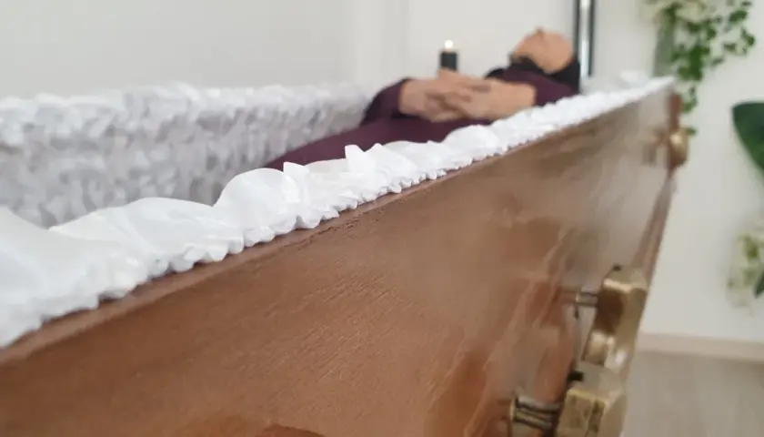 Ostatnie chwile spokoju. Kto ubiera zmarłego w domu, przygotowując go do ostatniej podróży, otacza go troską i szacunkiem.
