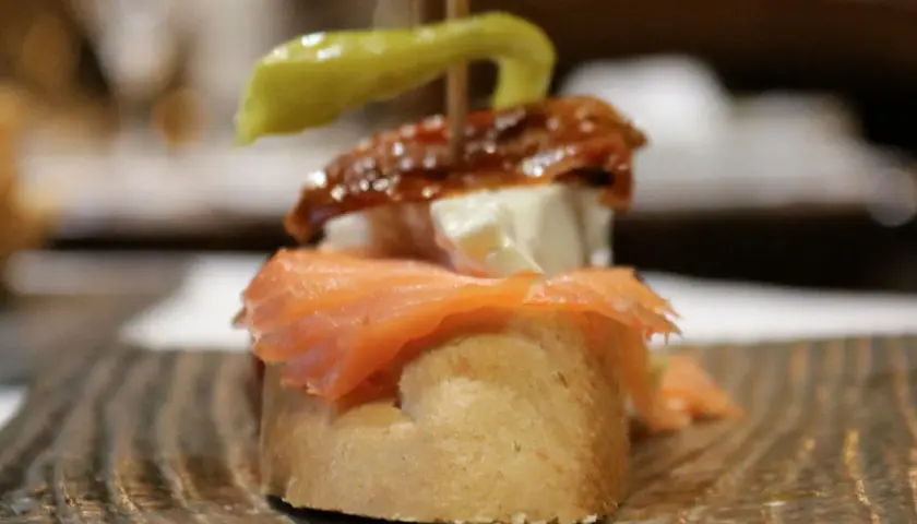 Pinchito con salmón, queso, pimiento y anchoa. Una deliciosa muestra de los tipos de guindillas españolas.