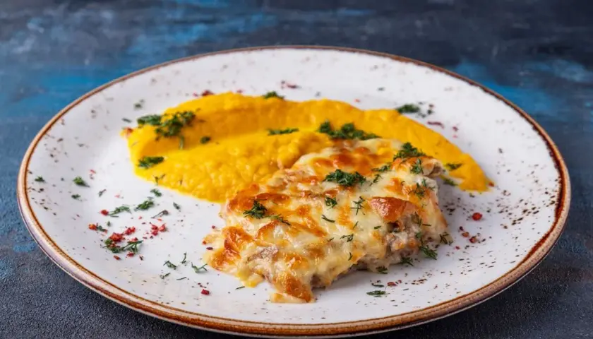 Pyszny katsu z chrupiącą panierką i ciągnącym serem, podany z kremowym purée z dyni.