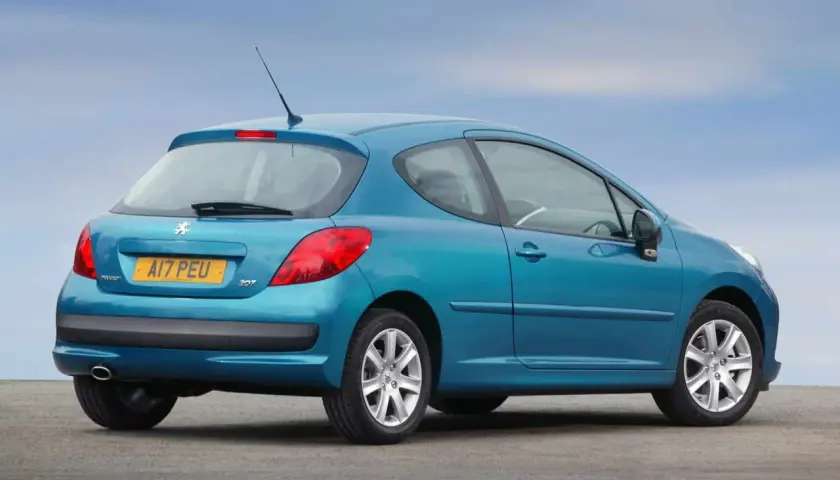 Niebieski Peugeot 207 z tyłu, gotowy do jazdy. Pamiętaj o sprawdzeniu ciśnienia w oponach dla bezpieczeństwa.