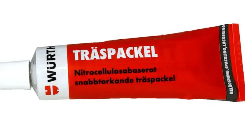Würth snabbtorkande träspackel i röd tub, perfekt för utomhusbruk och reparationer.