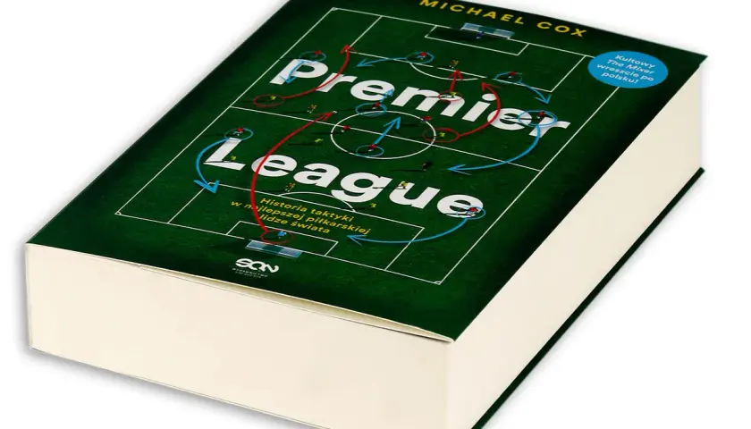 Książka "Premier League. Historia taktyki w najlepszej piłkarskiej lidze świata" Michaela Coxa. Okładka przedstawia schemat boiska z zaznaczonymi ruchami zawodników, ilustrującymi taktykę.
