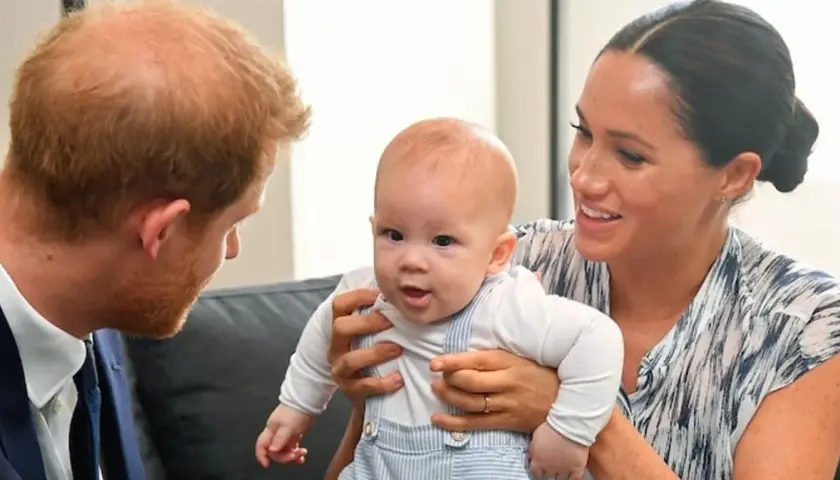 Meghan Markle z dziećmi, Archiem i Lilibet, w ciepłym uścisku.