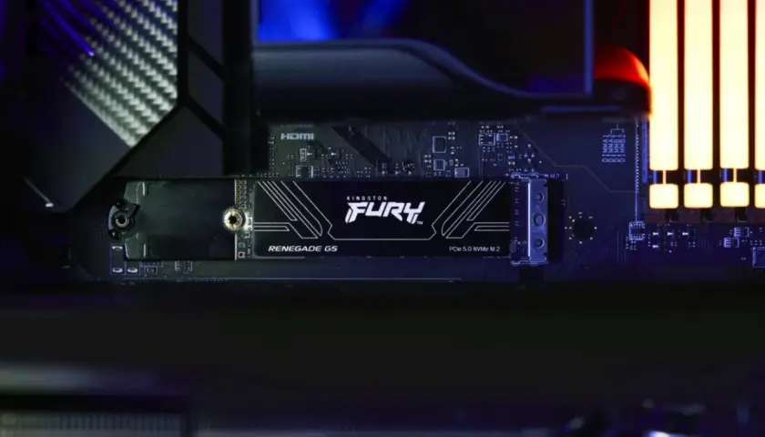 Dysk Kingston Fury Renegade G5 z interfejsem PCIe 5.0 NVMe M.2 zamontowany na płycie głównej, gotowy do pracy.