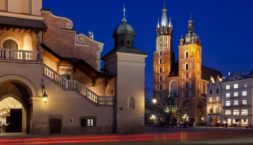 Wieczorny Rynek Główny w Krakowie, idealne miejsce, by zacząć planować, co robić w Krakowie w weekend.