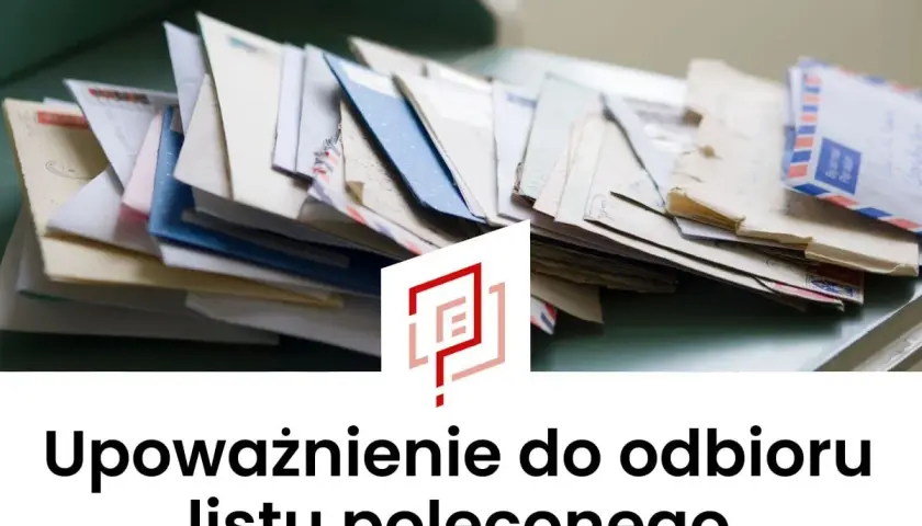 Stos listów poleconych, gotowych do odbioru. Potrzebne upoważnienie do odbioru listu poleconego.