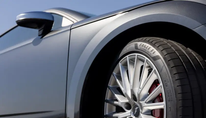 Neumático Goodyear Eagle F1 Asymmetric 6 en un coche deportivo gris.