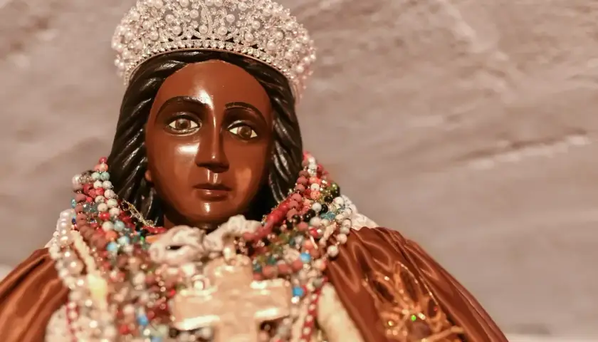 El santo de Sara, una figura oscura con corona de perlas y manto adornado con collares de cuentas, irradia serenidad.