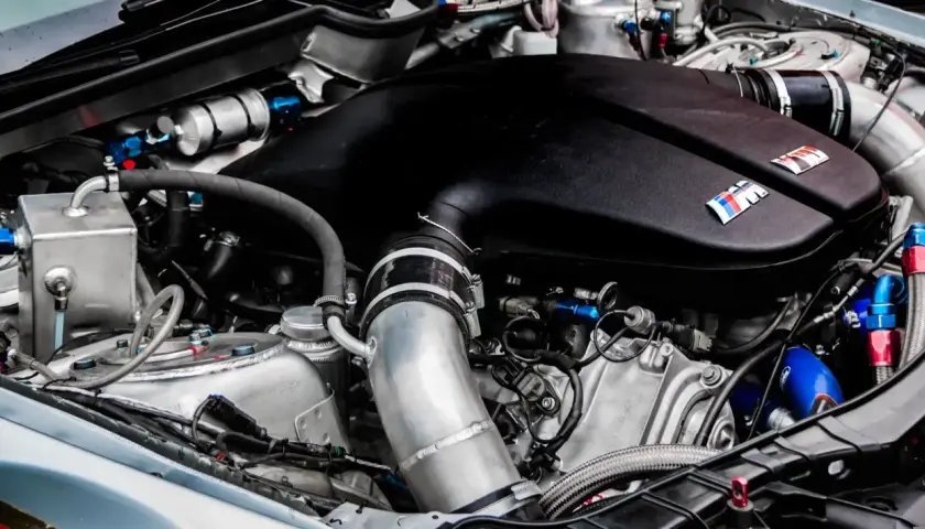 Silnik sportowego samochodu z widocznymi elementami układu dolotowego i paliwowego. Uszkodzony Valvetronic objawy mogą być trudne do zdiagnozowania w tak złożonej konstrukcji.