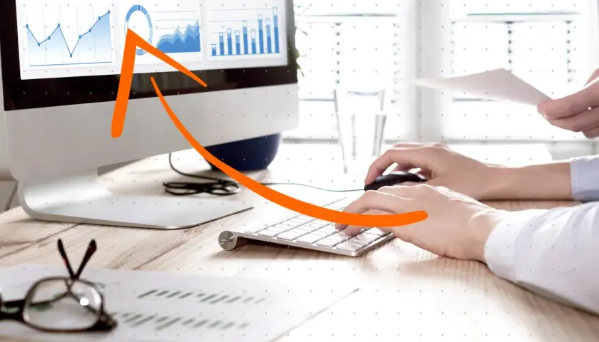 Gráfico de ventas en pantalla de ordenador, con una flecha naranja ascendente. La imagen evoca la idea de una copia de seguridad incremental que impulsa el crecimiento.