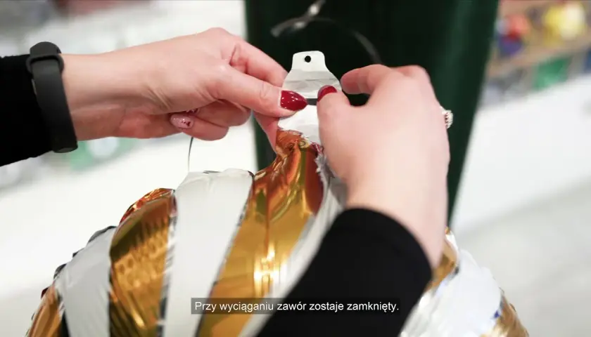 Jak zawiązać balon w prosty sposób, aby nie wypuścił powietrza