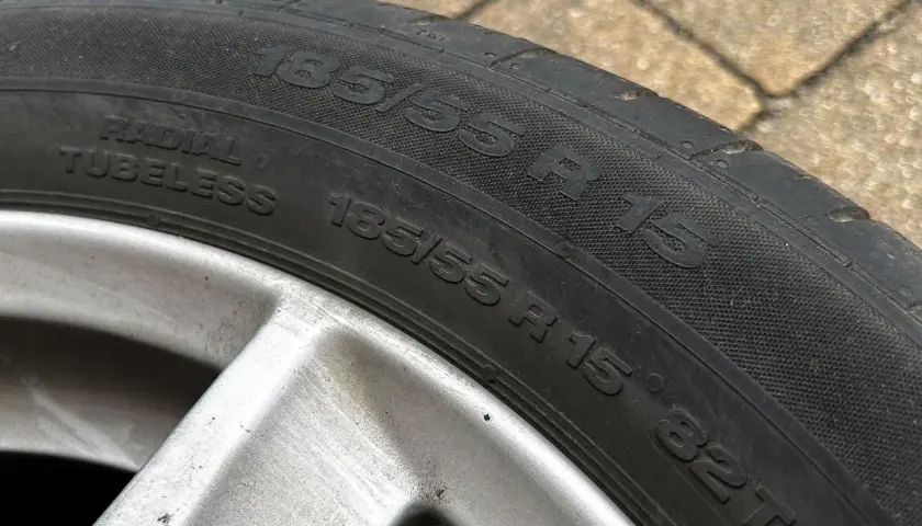 Opona samochodowa 185/55 R 15 82T. Indeks prędkości Y pozwala na jazdę z dużą prędkością.