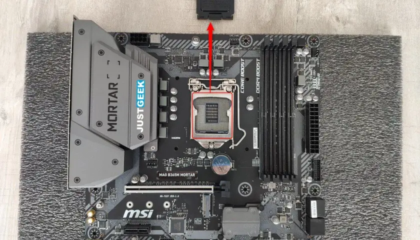 Le connecteur carte mère est prêt pour l'installation du processeur sur cette carte MSI MAG B365M MORTAR.