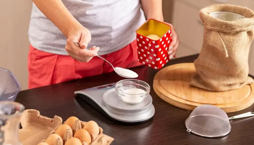 Jak odmierzyć 80g cukru pudru? Przelicznik na szklanki i łyżki