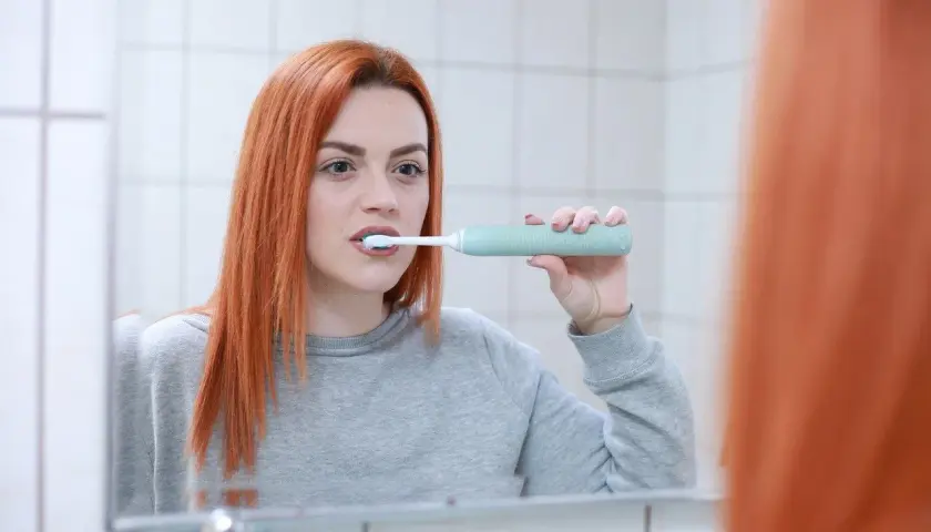Szczoteczka soniczna czy rotacyjna? Porównanie i wybór eksperta