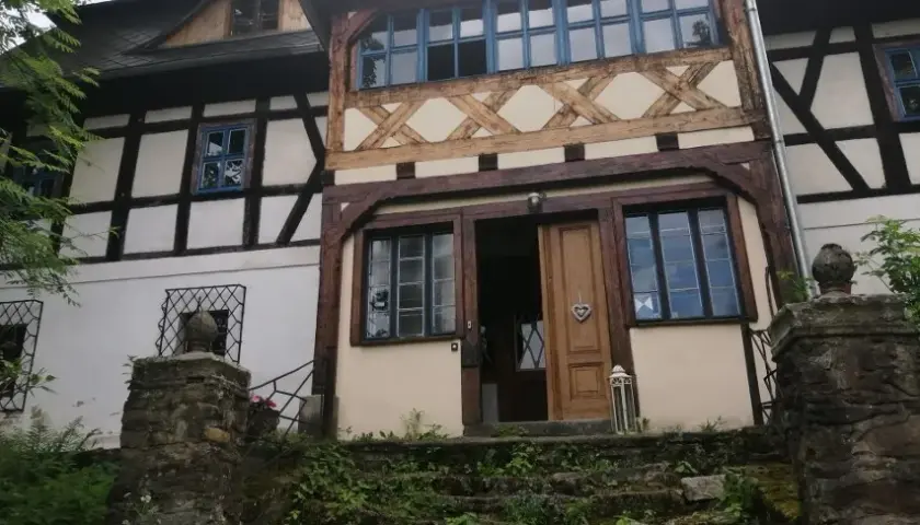 Zabytkowy dworek Mniszków 17: historia, architektura i okolice