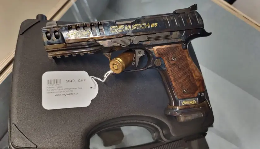 Stare karabiny Walther Q5 Match SF z drewnianą okładziną i nabojem w komorze.