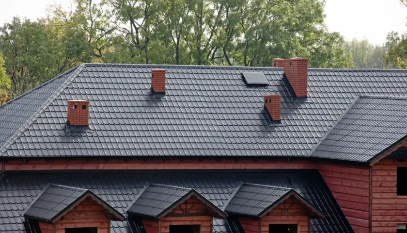 Jak wymierzyć dach kopertowy – kluczowe kroki i praktyczne wskazówki
