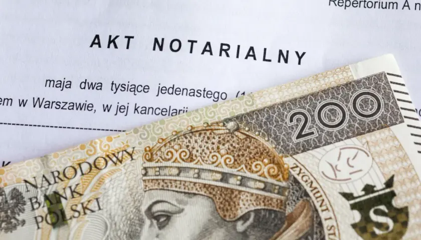Akt notarialny i banknot 200 zł. Zastanawiasz się, ile kosztuje porada u notariusza?