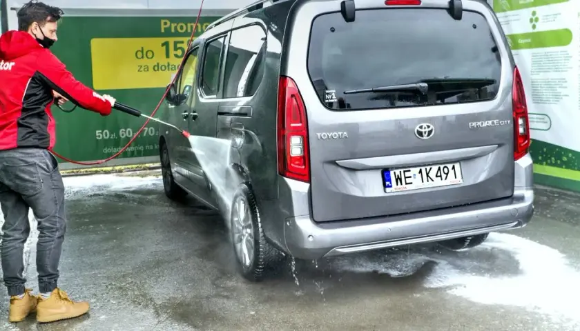 Ile trwa mycie samochodu na myjni? Sprawdź, co wpływa na czas!