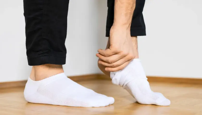 W czym moczyć białe skarpetki? Domowe triki na śnieżną biel
