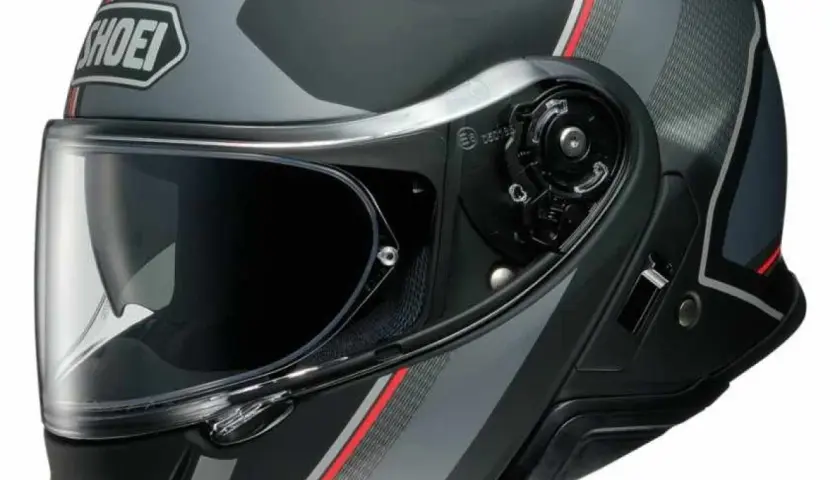 Casco Shoei Neotec 2, diseño gris con detalles rojos y plateados. Su peso es ideal para viajes largos.