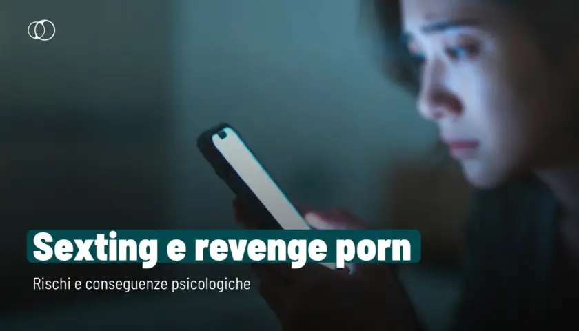 Ragazza preoccupata guarda il telefono, tema: sexting che cos'è, rischi e conseguenze psicologiche.