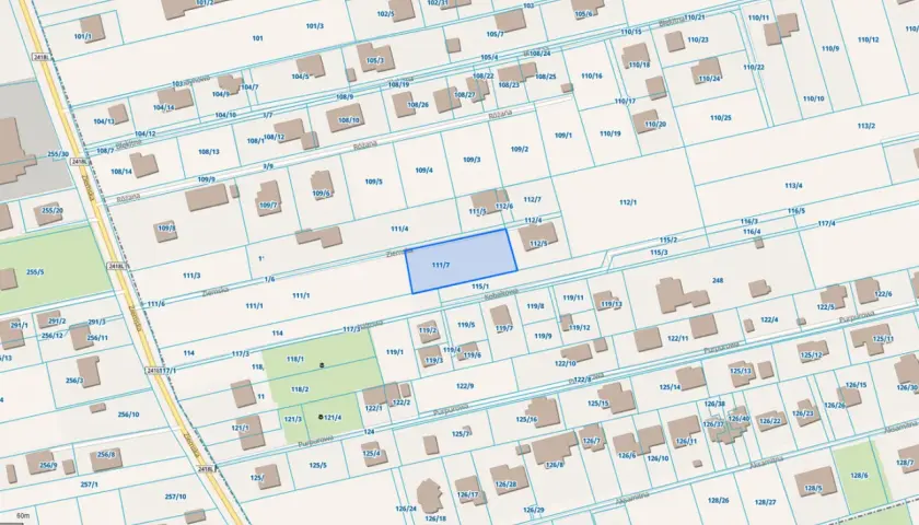 Mapa ewidencyjna z zaznaczonymi działkami, w tym niebieską ramką działką 111/7. Jak sprawdzić granice działki? Sprawdź numer działki na mapie.
