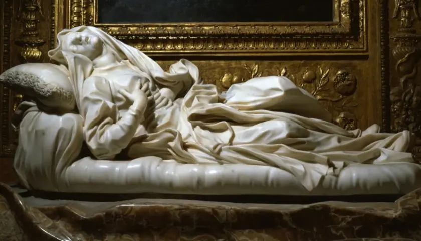 Scultura in marmo di Santa Ludovica in estasi, con drappeggi che ne raccontano la storia.