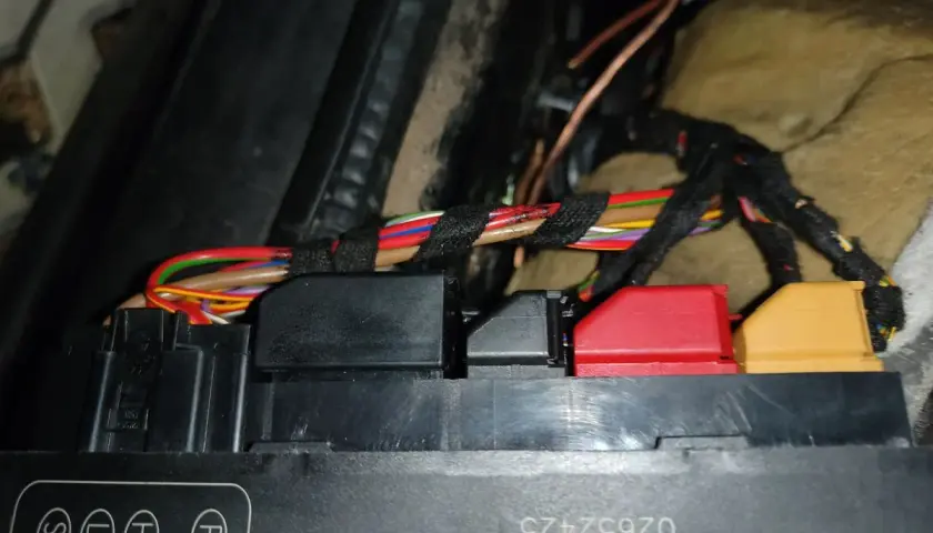 Wiązka przewodów przy module komfortu. Problem z centralny zamek nie zamyka drzwi z pilota? Może tu tkwi przyczyna.