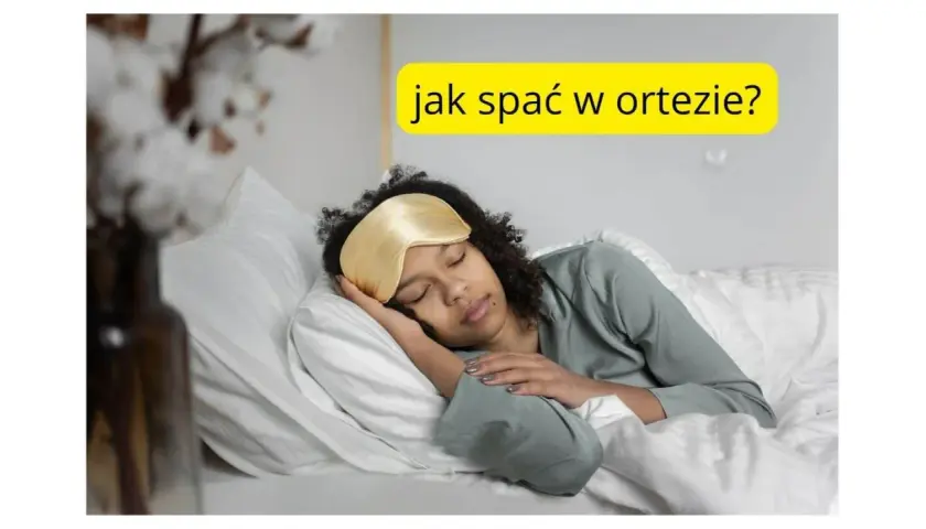 Kobieta śpi na boku w masce na oczy. Czy w ortezie można spać na boku? Pytanie na żółtym tle.