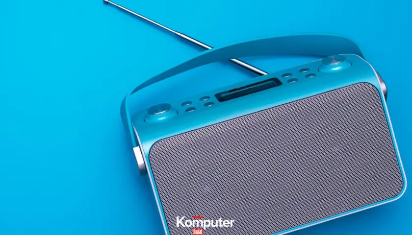 Turkusowe radio z anteną, gotowe do odbioru ulubionych stacji w jakości dab+.