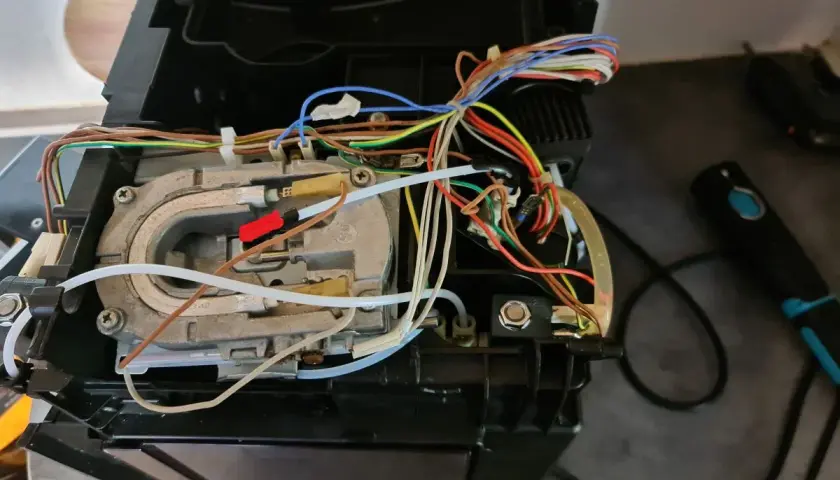 Wnętrze ekspresu DeLonghi, widoczne przewody i elementy grzewcze. Może to być powodem, że ekspres DeLonghi nie płucze.