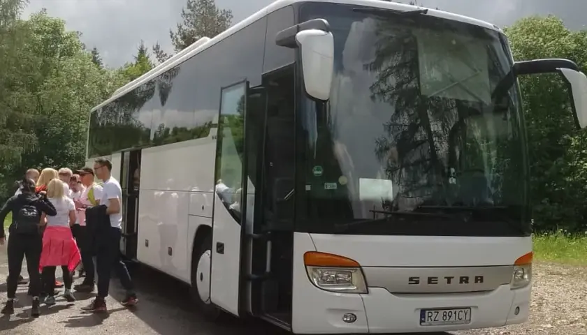 Jak przetrwać długą podróż autokarem bez stresu? Poradnik!