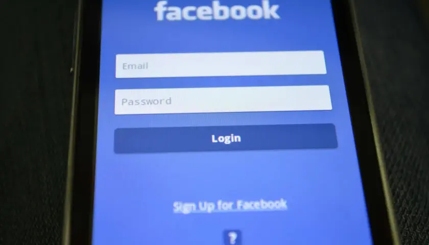 Ekran logowania Facebooka. Widoczne pola na email i hasło, przycisk "Login" oraz opcja "Sign Up for Facebook", która pomoże Ci dowiedzieć się, jak założyć Facebooka.