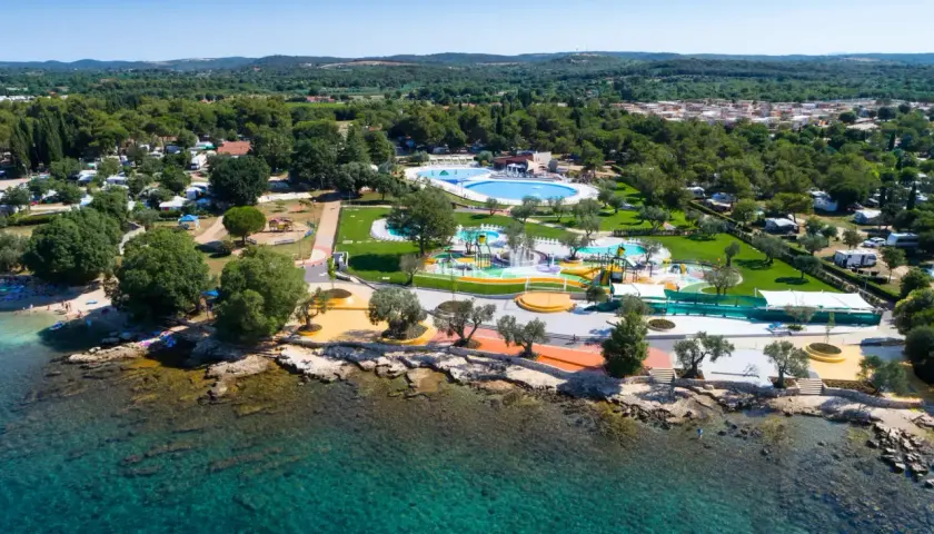 Widok z lotu ptaka na **camping Polari Chorwacja** z basenami, placem zabaw i morzem.