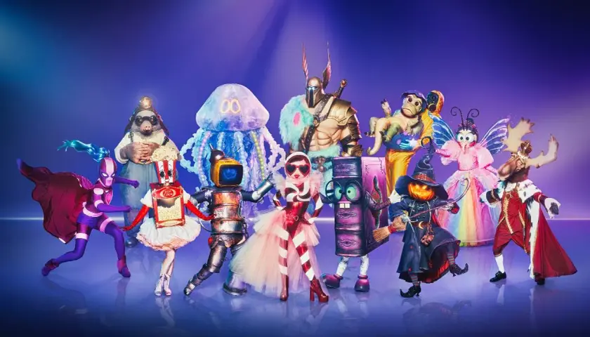En grupp fantasifulla karaktärer, redo för Masked Singer-tid. En pumpahuvud-häxa, en popcorn-tjej, en älgkung och fler.