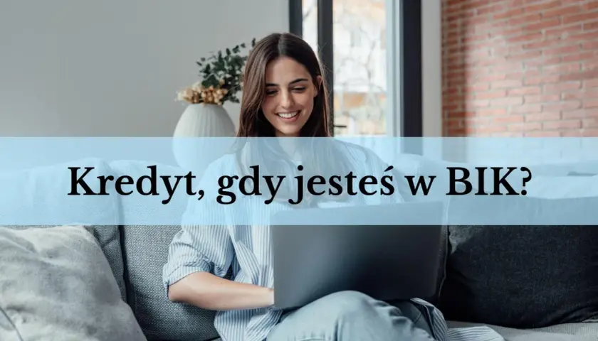 Kobieta z laptopem na kanapie, tekst "Kredyt, gdy jesteś w BIK?".