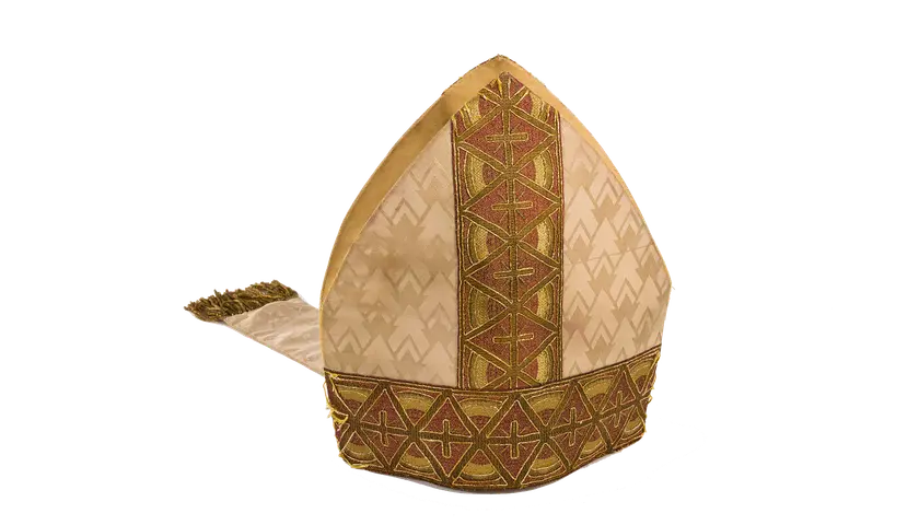 Czapka papieża? Poznaj piuskę, mitrę, tiarę i camauro!