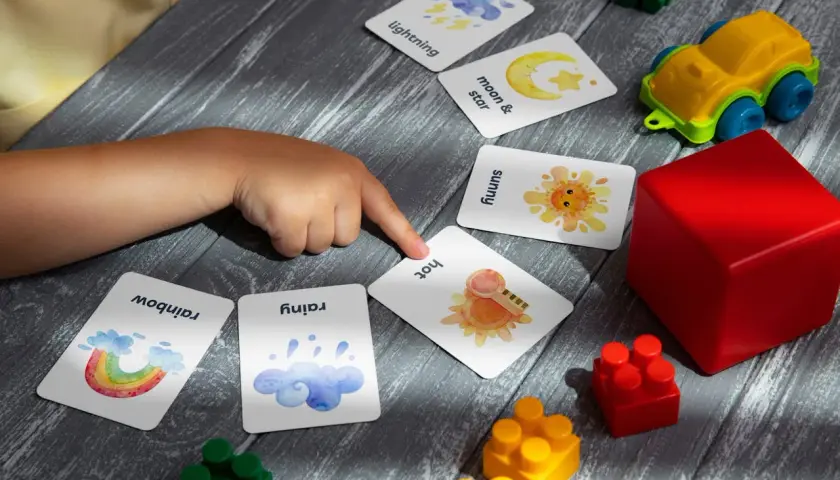 Bambino impara vocaboli inglesi sul tempo con carte illustrate: rainbow, rainy, hot, sunny, moon & star, lightning.