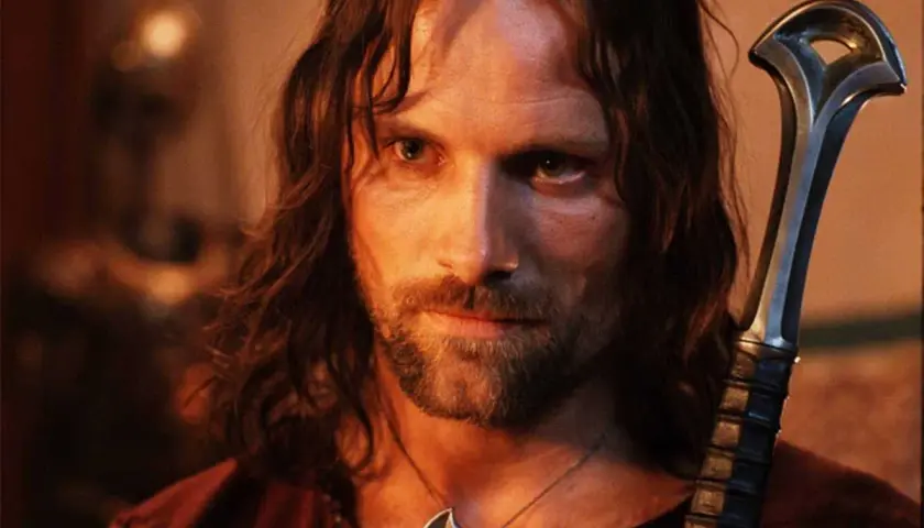Aragorn, z mieczem w dłoni, gotowy do walki. Władca Pierścieni wersja reżyserska.