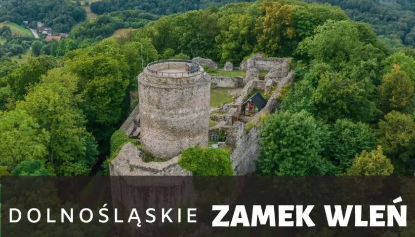Ruiny zamku Wleń na tle zielonych wzgórz. Dowiedz się, jak dojechać do tego malowniczego miejsca.