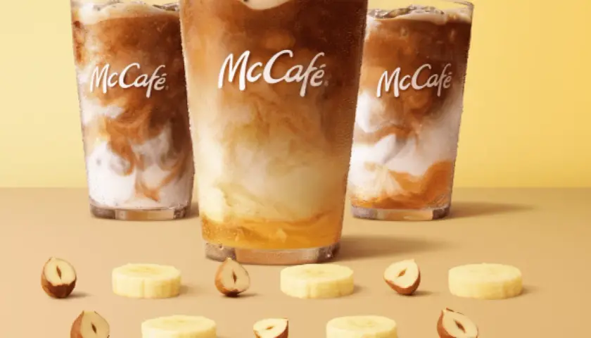 Chcesz wiedzieć, ile kofeiny ma kawa z McDonald's? Na zdjęciu mrożone kawy McCafé z bananem i orzechami laskowymi.