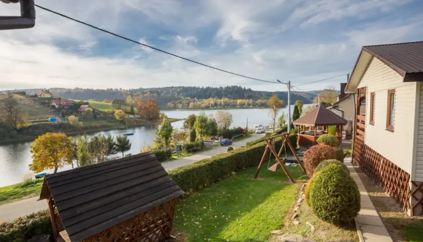 Dolnośląskie domki nad jeziorem: Jak znaleźć i zaoszczędzić?