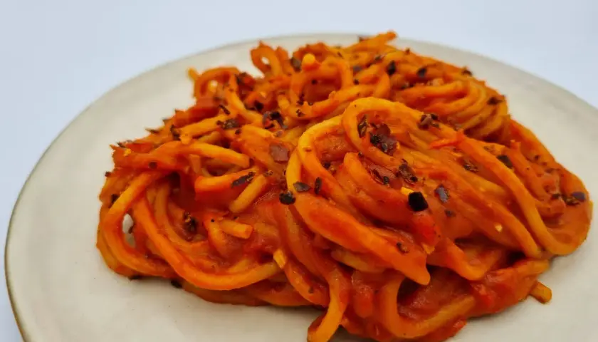 Spaghetti all'assassina, pikantne i aromatyczne, na talerzu.