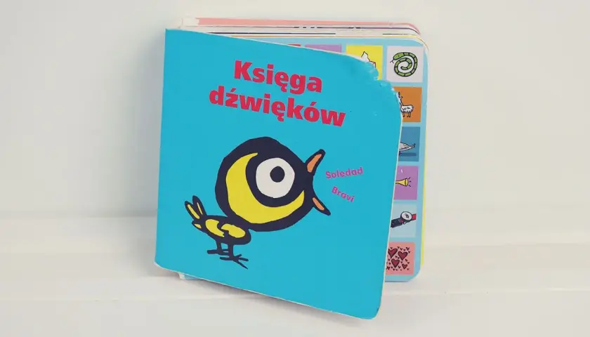 Książka dźwięków dla noworodków z wesołym ptaszkiem.