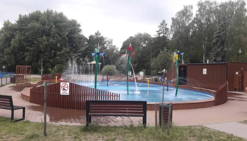 Nowe atrakcje dla dzieci w Pabianicach: wodny plac zabaw z fontannami i zraszaczami, idealny na upalne dni.