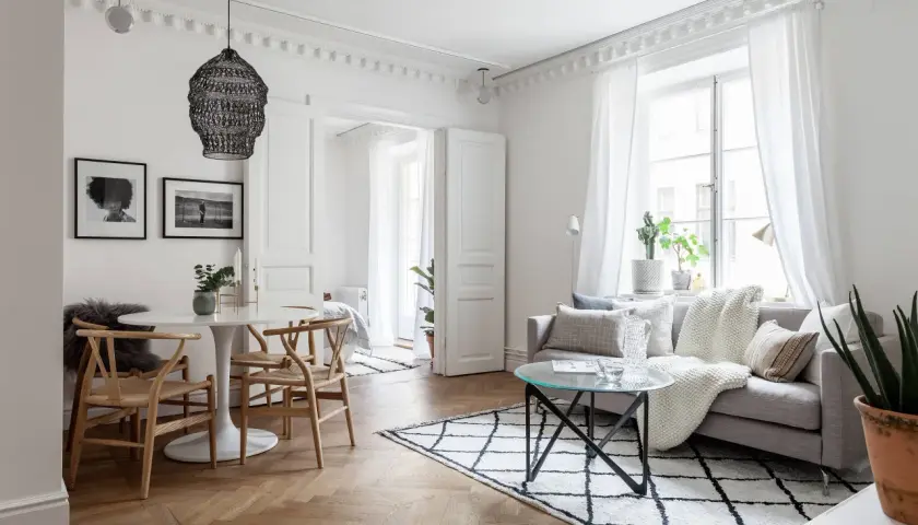 Ljust och stilrent vardagsrum med matbord och soffgrupp. Perfekt matbord vardagsrum inspiration för ett modernt hem.
