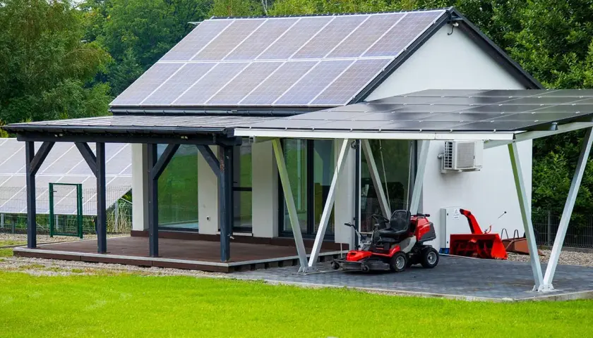 Maison avec panneaux solaires sur le toit et le carport. Un contrat EDF photovoltaïque est en cours pour le changement de propriétaire.